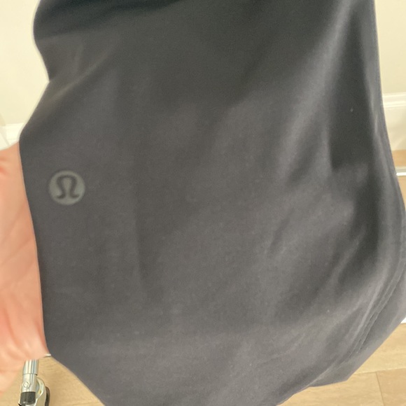 Lululemon black pant with pockets, light weight material size 6. - Picture 5 of 5